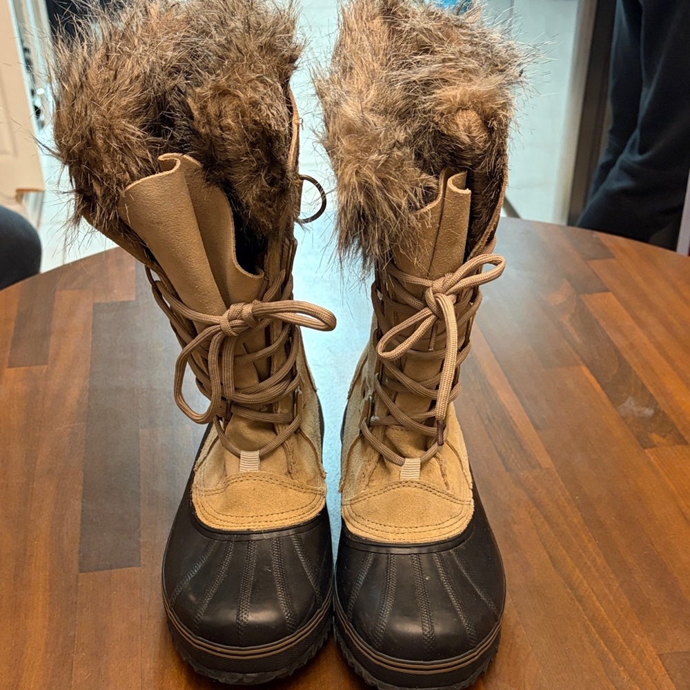 Tried on but never worn Eddie Bauer duck boots with fuzzy top